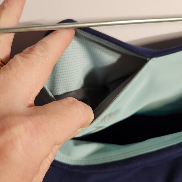 Women's Blue Brooks Capri Leggings. Size Large - Picture 5 of 9